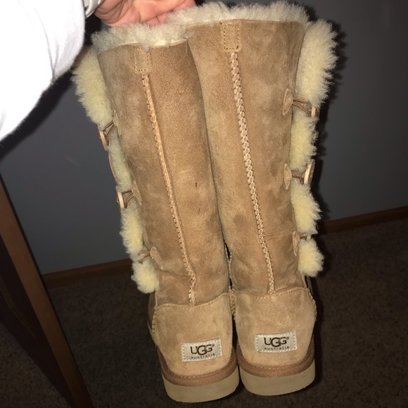 Triple bailey button chestnut colored ugg boots - Picture 3 of 5